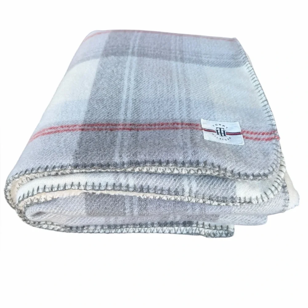 Tommy Hilfiger Faux Cashmere Plush Throw Blanket Plaid Gray Cream Red 50x70 GUC